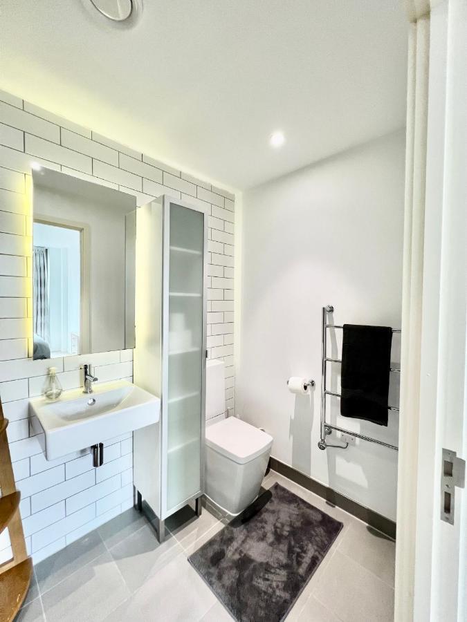 Luxury 2 Bedroom 2 Bathroom - Airport Apartment *