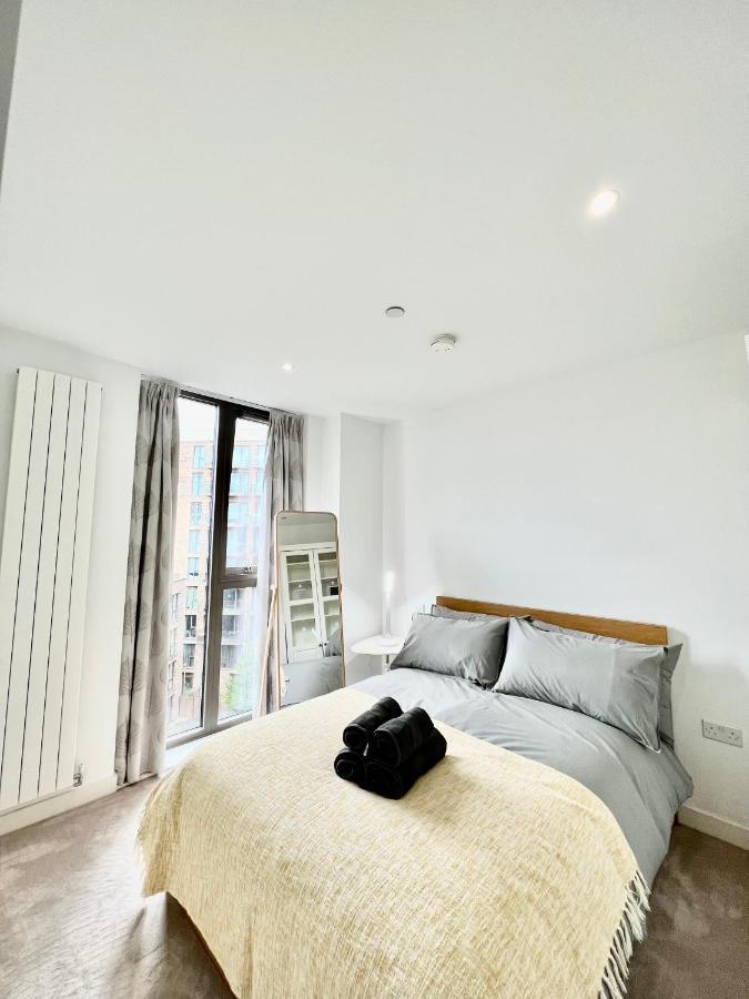 Luxury 2 Bedroom 2 Bathroom - Airport Apartment *