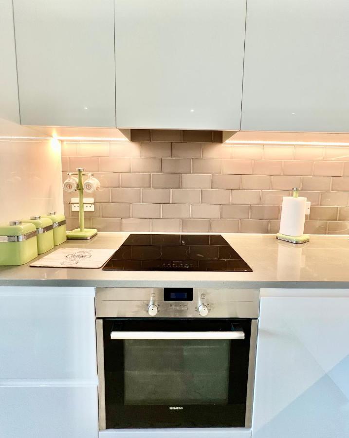 Luxury 2 Bedroom 2 Bathroom - Airport Apartment London